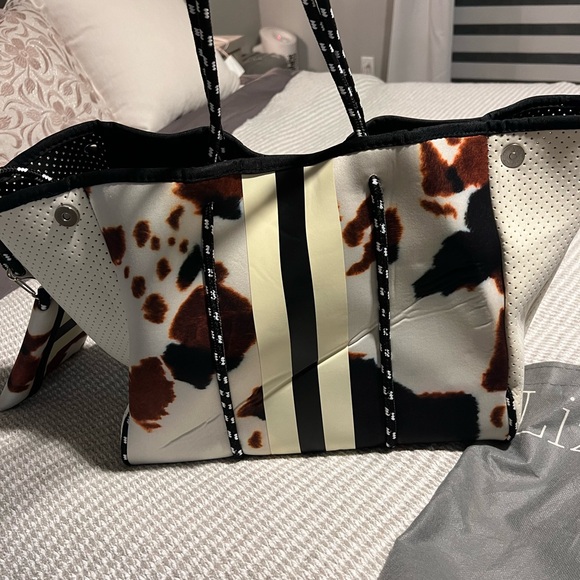 Stylish Cow Print Tote Bag - Picture 2 of 10
